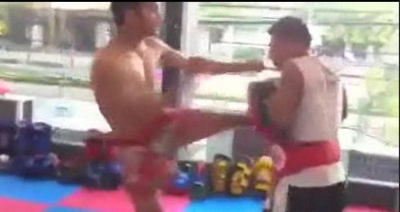 Record mondial in K1! Omul asta SIGUR s-a DROGAT inainte sa se apuce de antrenament! Isi ameninta adversarul cu MOARTEA intr-o faza HALUCINANTA! VIDEO INUMAN