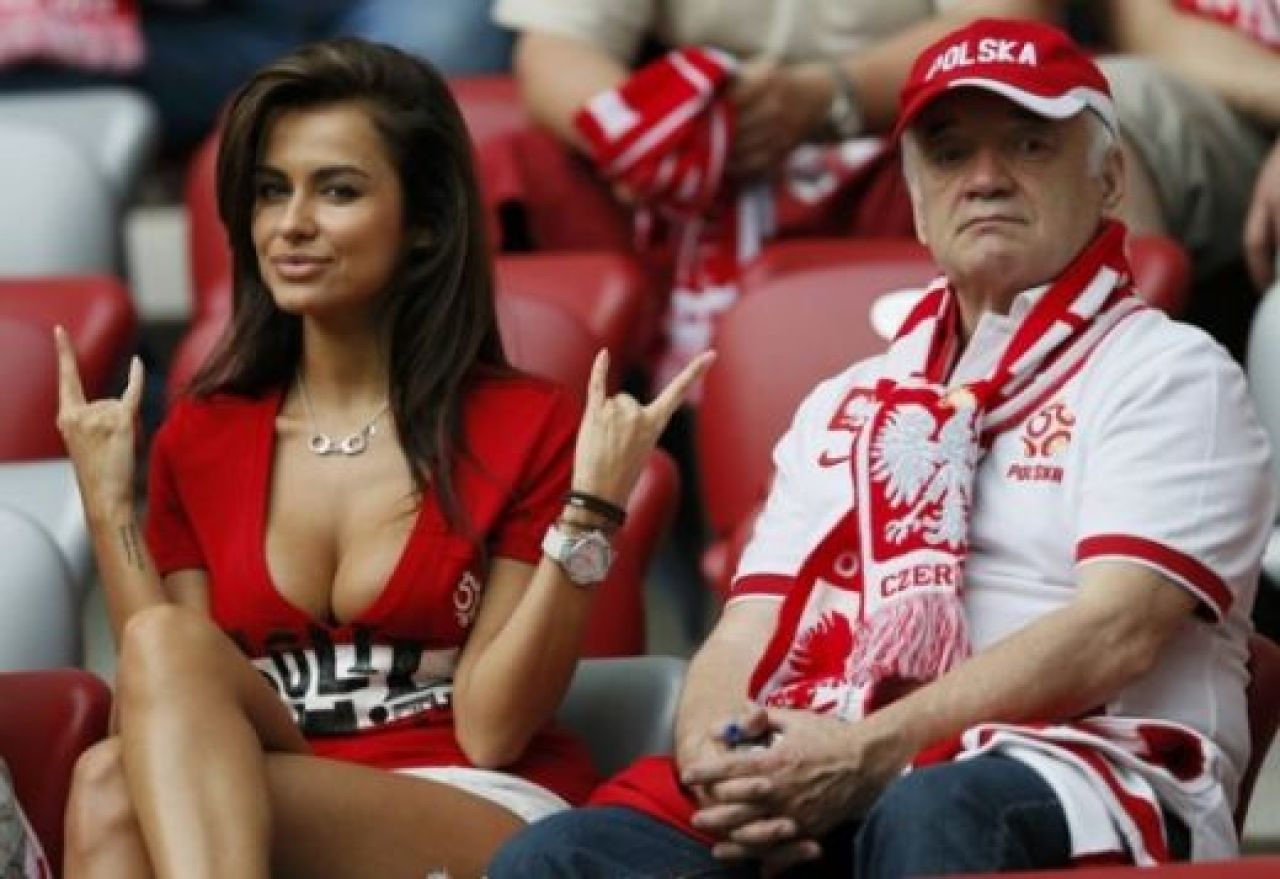 Scene XXX in tribune la Euro! Duelul celor mai frumoase fane a fost decis de un cameraman PERVERS! Imaginea pe care a vazut-o tot stadionul:_2