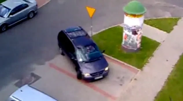 VIDEO INCREDIBIL asa ceva! Blonda asta le intrece pe TOATE! Cat s-a chinuit intr-o parcare GOALA pana a renuntat!