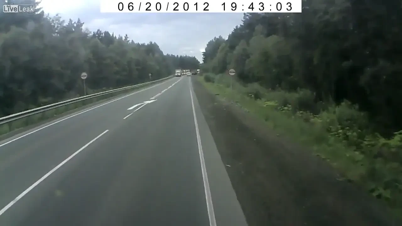 Accident BARBAR! Un camion fara frane a facut prapad: Parca era un foc de artificii! VIDEO