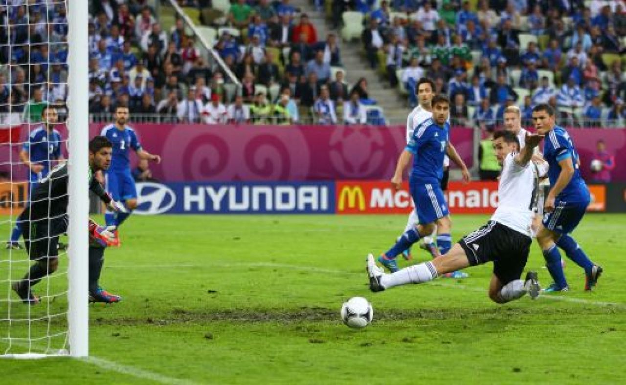 Germania joaca in semifinale cu Anglia/Italia! Khedira si Lahm au dat EUROGOLURI! Germania 4-2 Grecia! Nemtii vor al 4-lea titlu european!_5