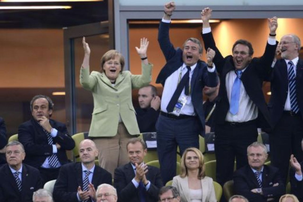 EUROBLOG, ZIUA 15 | Ei sunt adevaratii campioni: suporterii irlandezi si-au vandut un steag de la Euro cu 20.000 €!_21