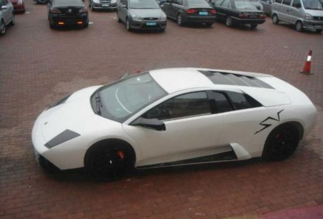 FOTO INCREDIBIL! Ultima MIZERIE made in China! Si-au batut joc de o capodopera de 500.000 de euro! Ce masina crezi ca au clonat acum?_1
