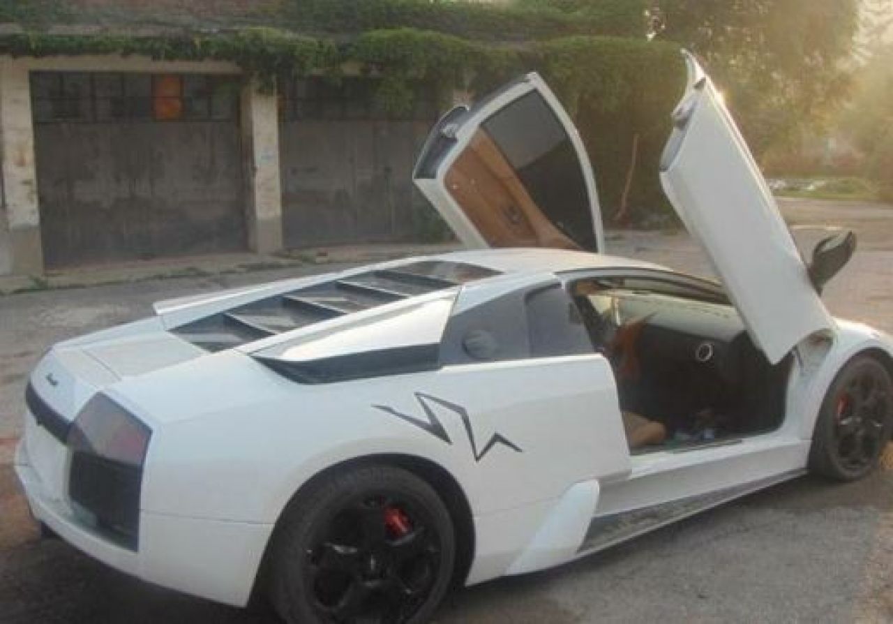 FOTO INCREDIBIL! Ultima MIZERIE made in China! Si-au batut joc de o capodopera de 500.000 de euro! Ce masina crezi ca au clonat acum?_3
