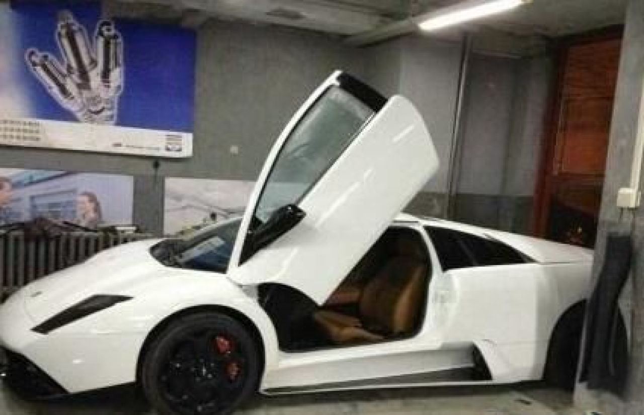 FOTO INCREDIBIL! Ultima MIZERIE made in China! Si-au batut joc de o capodopera de 500.000 de euro! Ce masina crezi ca au clonat acum?_5
