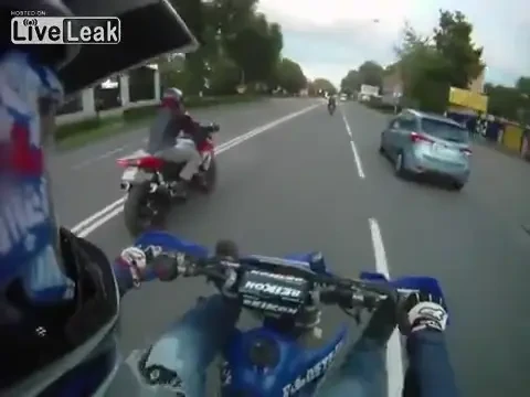 VIDEO BESTIAL! N-o sa-ti vina sa crezi cu cine a batut palma acest motociclist in viteza MAXIMA!