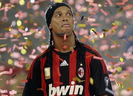 INCREDIBIL: Recordul all time al lui Ronaldinho a fost batut! Vezi ce a facut 20.000.000 de oameni sa nu se dezlipeasca de TV si o coada de 2 km la intrarea pe stadion!