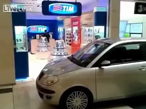 Un sofert TURBAT a provocat panica la Mall: Oamenii au fost ingroziti cand au inteles ce voia sa faca! VIDEO