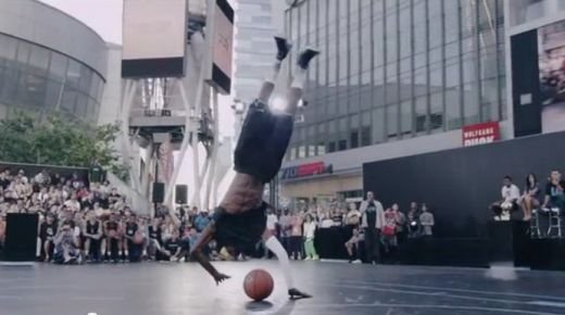 VIDEO FENOMENAL! Cel mai tare SLAM DUNK din istorie! Pustiul care UMILIT vedetele in NBA cu o acrobatie IMPOSIBILA!