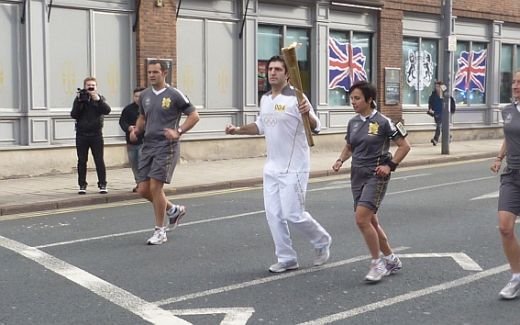 Un ROMAN a purtat flacara olimpica in centrul orasului Leeds: "E un sentiment incredibil!" Cum a fost ales sa reprezinte Romania: