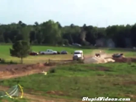 Cea mai CRETINA distractie pe care ai vazut-o! E IMPOSIBIL sa fii atat de DISTRUS! Clipul sinucigas care ar trebui INTERZIS