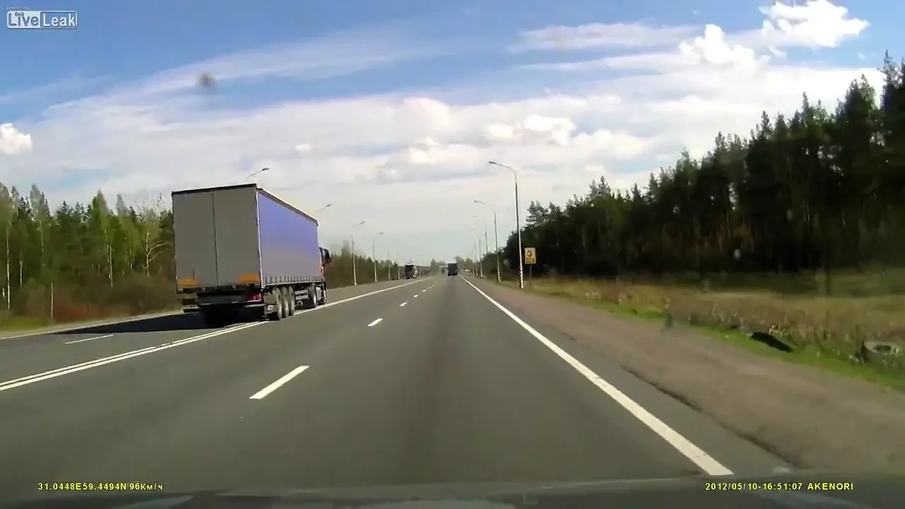 VIDEO INGROZITOR! Ce se intampla cand soferul unui camion ADOARME la volan!