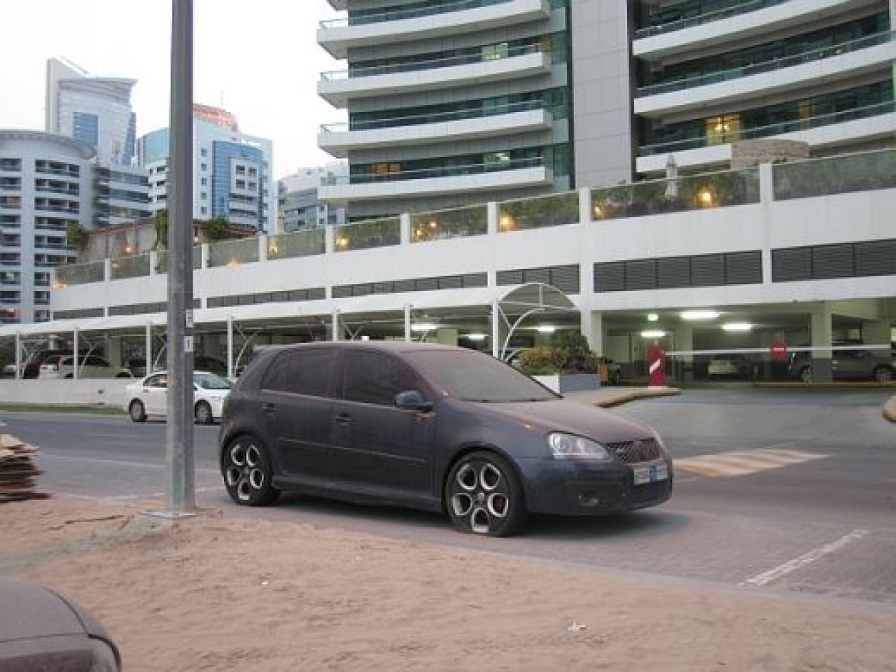 Imagini SENZATIONALE! Dubai, paradisul masinilor ABANDONATE! Motivul pentru care strazile sunt pline de bolizi parasiti:_9