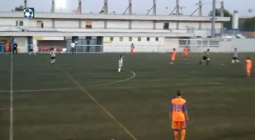VIDEO DEMENTIAL! Un arbitru si-a pierdut mintile pe teren! I-a furat mingea unui jucator si a dat un sut incredibil de la 25m! Vezi faza