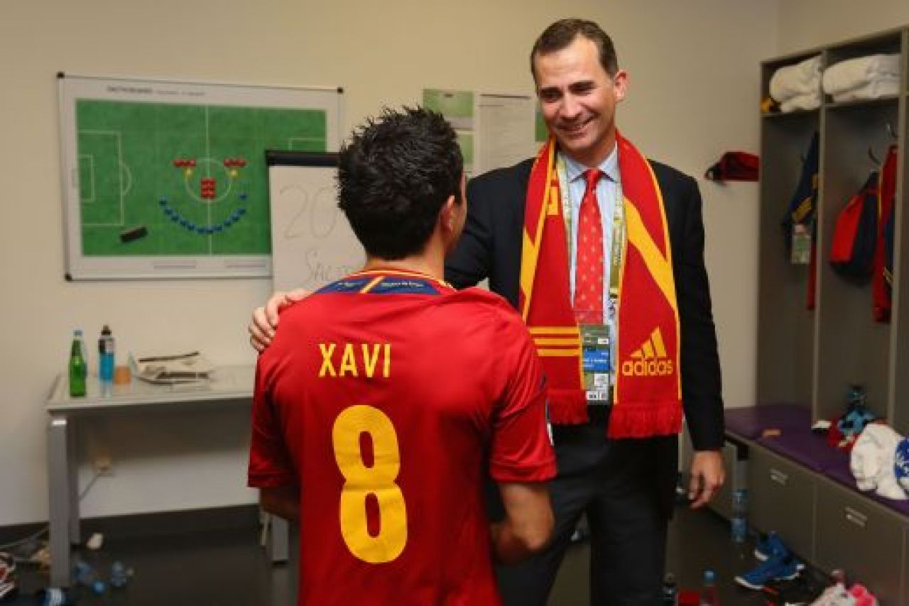 11 imagini cat 11.000 de cuvinte: Cele mai tari momente ale finalei Euro! Printul Felipe il felicita pe Xavi in vestiar FOTO:_3