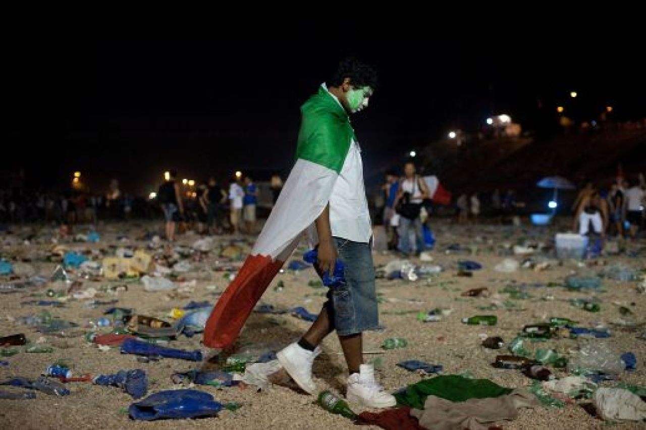 11 imagini cat 11.000 de cuvinte: Cele mai tari momente ale finalei Euro! Printul Felipe il felicita pe Xavi in vestiar FOTO:_4
