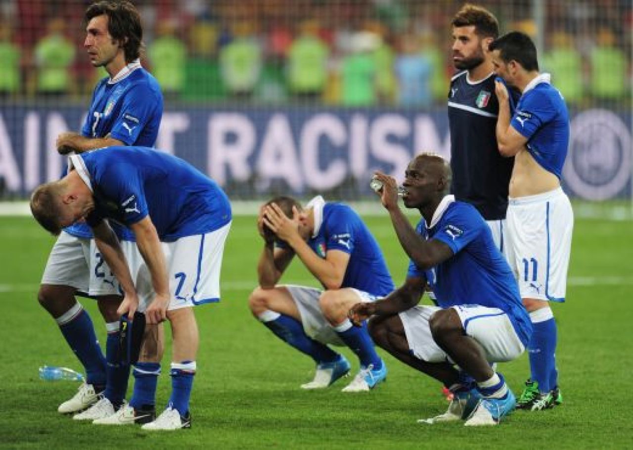 11 imagini cat 11.000 de cuvinte: Cele mai tari momente ale finalei Euro! Printul Felipe il felicita pe Xavi in vestiar FOTO:_6