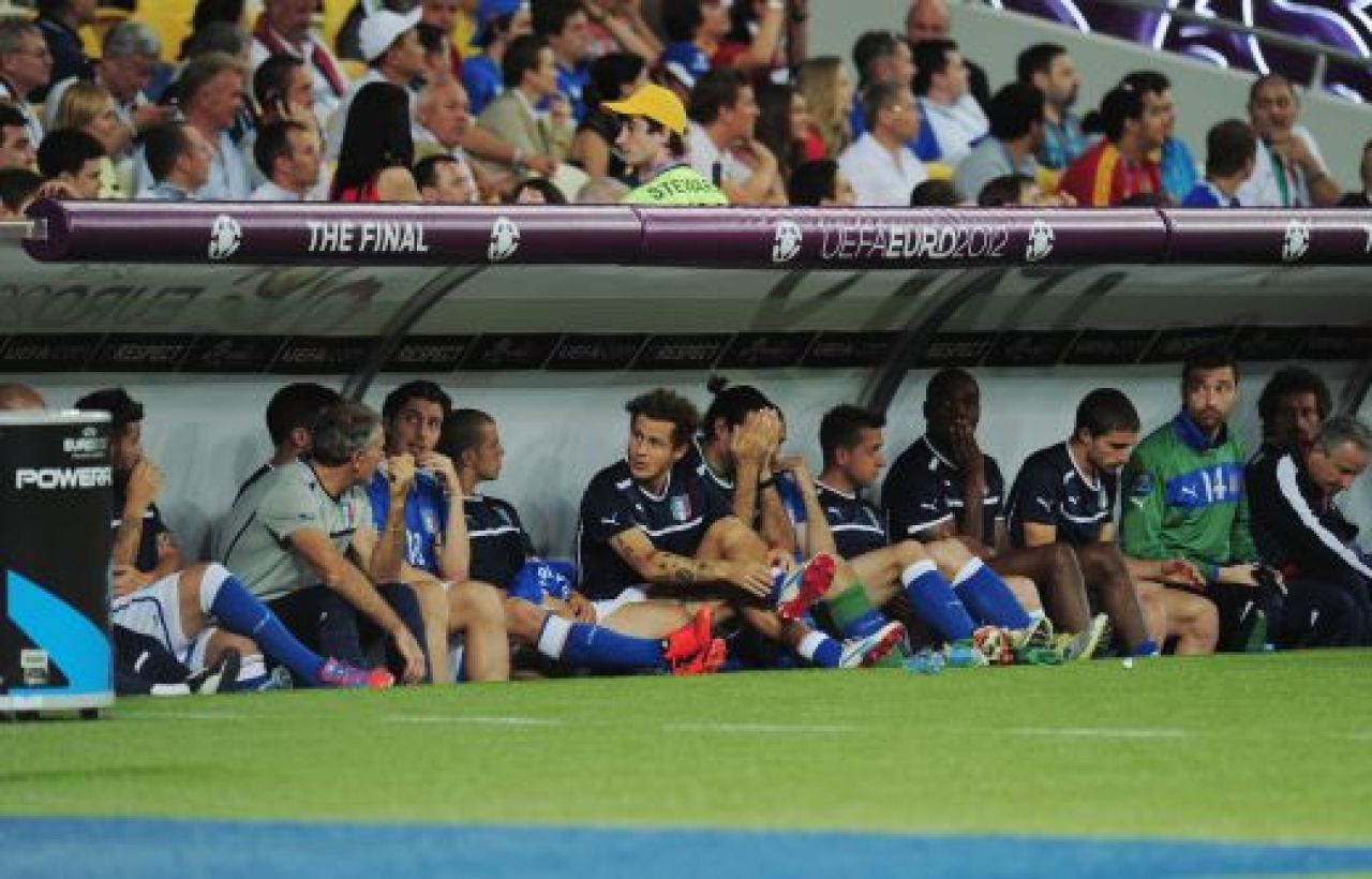 11 imagini cat 11.000 de cuvinte: Cele mai tari momente ale finalei Euro! Printul Felipe il felicita pe Xavi in vestiar FOTO:_7