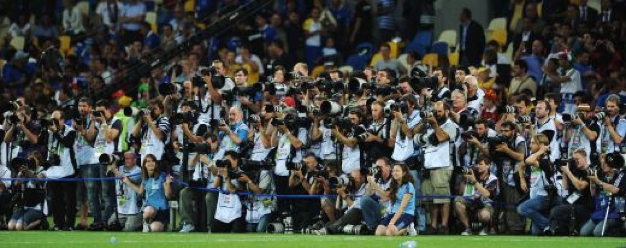 11 imagini cat 11.000 de cuvinte: Cele mai tari momente ale finalei Euro! Printul Felipe il felicita pe Xavi in vestiar FOTO:_10