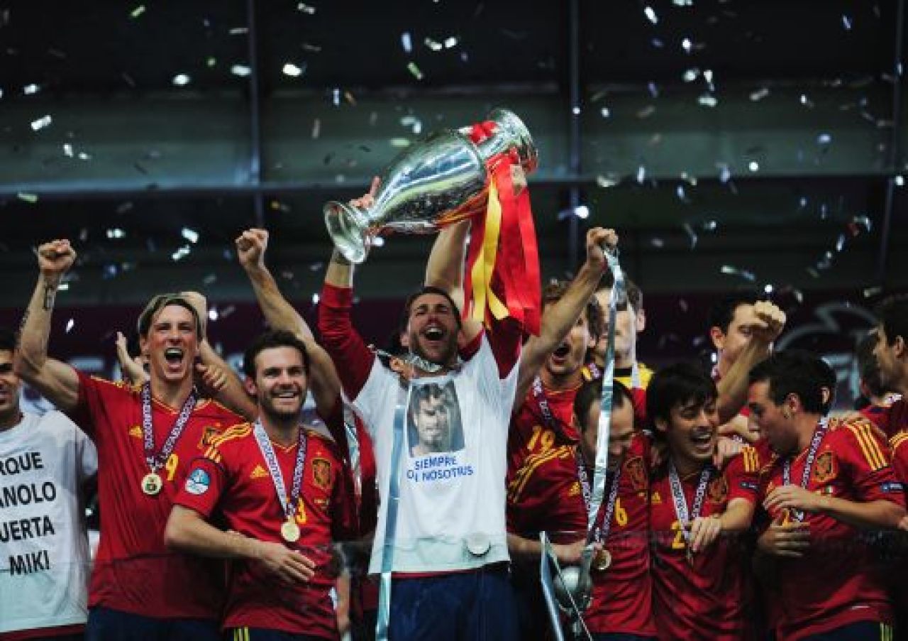 11 imagini cat 11.000 de cuvinte: Cele mai tari momente ale finalei Euro! Printul Felipe il felicita pe Xavi in vestiar FOTO:_11