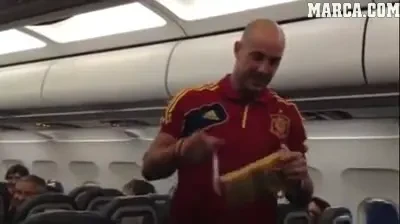 VIDEO: Imagini UNICE din avionul campionilor! Reina a facut pe stewardesa pana in Spania :) Mii de suporteri sunt ACUM pe aeroportul din Madrid!