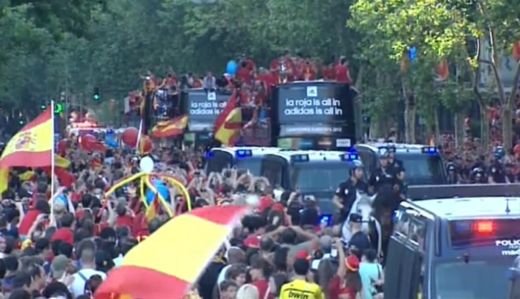 ACUM LIVE VIDEO! Campionii europeni sarbatoresc ACUM in piata Cibeles! Vezi NEBUNIA de la Madrid_3