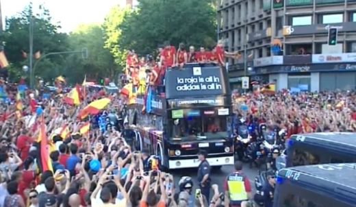ACUM LIVE VIDEO! Campionii europeni sarbatoresc ACUM in piata Cibeles! Vezi NEBUNIA de la Madrid_4