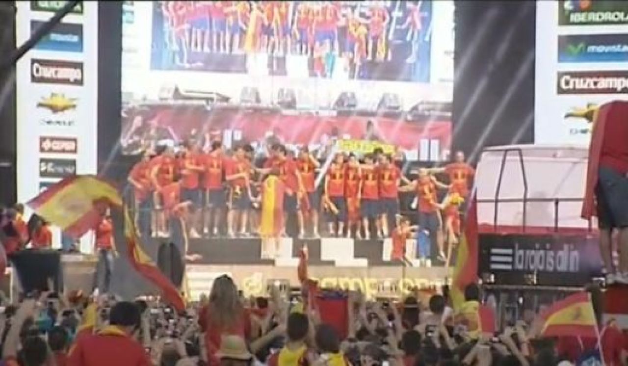 ACUM LIVE VIDEO! Campionii europeni sarbatoresc ACUM in piata Cibeles! Vezi NEBUNIA de la Madrid_7