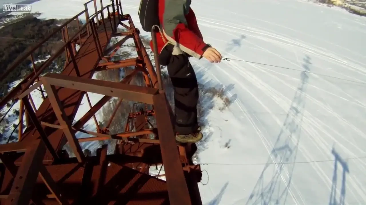 Ultima saritura de pe un stalp de inalta tensiune: Ma filmezi, da?