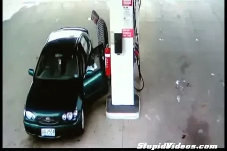 Cel mai IDIOT hot din lume era s-o pateasca GRAV intr-o benzinarie! A luat FOC ca prostul in timp ce fura