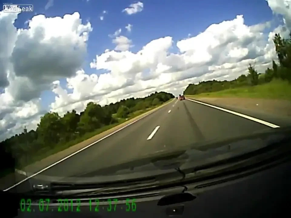 ACCIDENT VIOLENT pe o sosea din Rusia! Ce se intampla cand doi soferi incearca sa depaseasca in acelasi timp un autobuz: