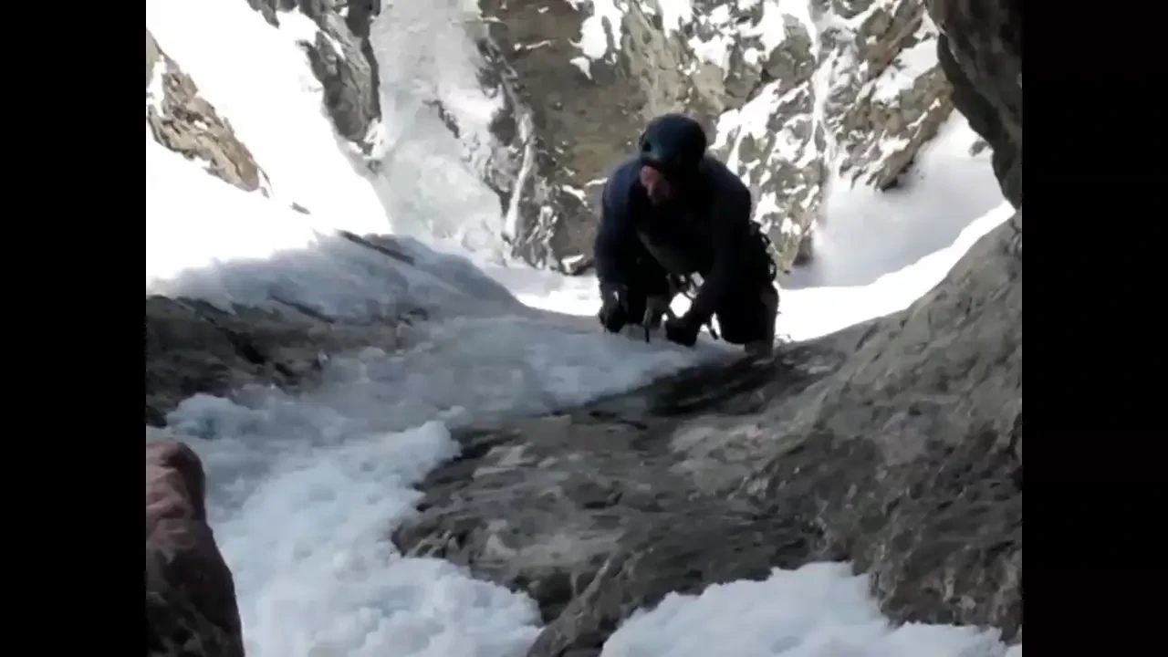 Un alpinist norocos nu a simtit pericolul care il pandea la fiecare miscare! Ce gresala a facut? VIDEO