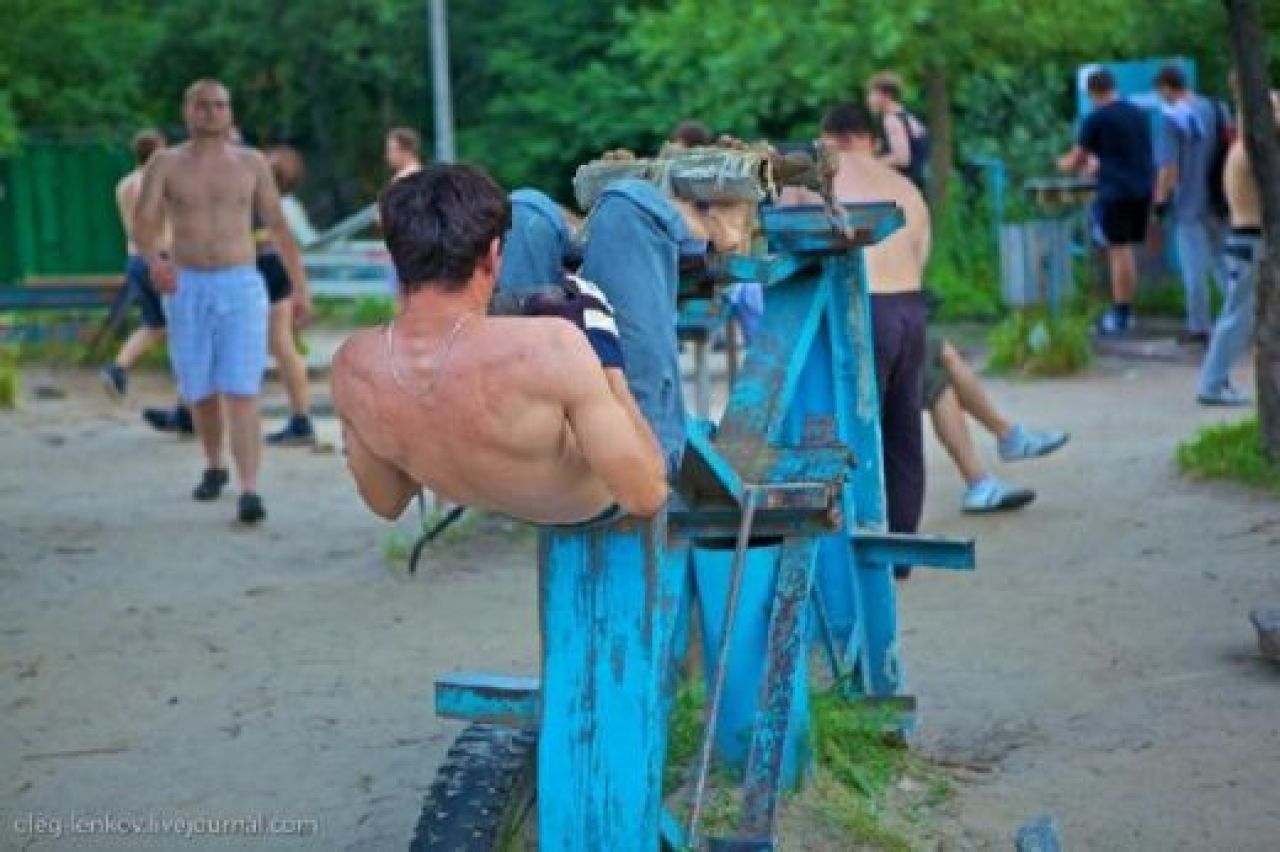 FOTO SOCANT! Uite-i si pe sarmanii astia! Se antreneaza in conditii INUMANE! Cea mai saraca sala din lume e aproape de Romania:_9