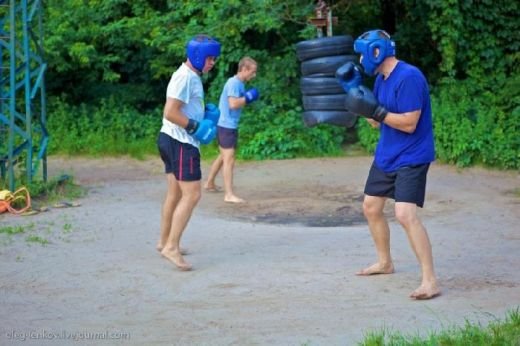 FOTO SOCANT! Uite-i si pe sarmanii astia! Se antreneaza in conditii INUMANE! Cea mai saraca sala din lume e aproape de Romania:_12