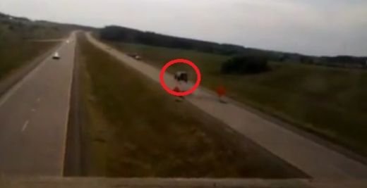 VIDEO: Legati-va centurile! Baiatul asta i-a dat atat de tare ca a decolat cu&nbsp;SUV-ul&nbsp;pe autostrada!
