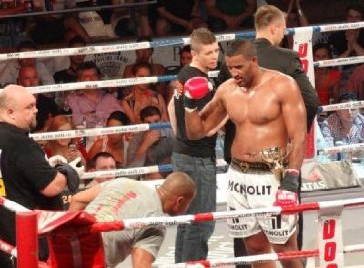 SUPER VIDEO! Andrei Stoica s-a batut ca Mike Tyson: KO devastator dupa 10 lovituri! Morosanu l-a trimis la spital pe Cheek! Vezi toate meciurile:_1