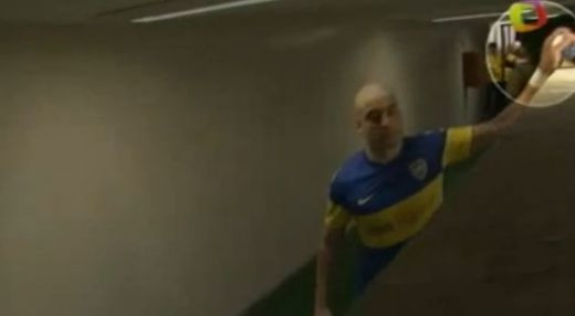 Baaa, golanule, ce cauti in fotbal? INCREDIBIL! Gestul SOCANT al unui fotbalist in finala Ligii! I-a furat un aparat foto unui reporter!