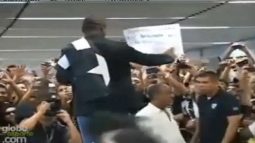 N-ai vazut NICIODATA asa ceva! 10.000 de fani NEBUNI au BLOCAT aeroportul pentru Seedorf! Primire INCENDIARA in Brazilia! VIDEO