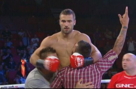 SUPER VIDEO! Andrei Stoica s-a batut ca Mike Tyson: KO devastator dupa 10 lovituri! Morosanu l-a trimis la spital pe Cheek! Vezi toate meciurile:_3