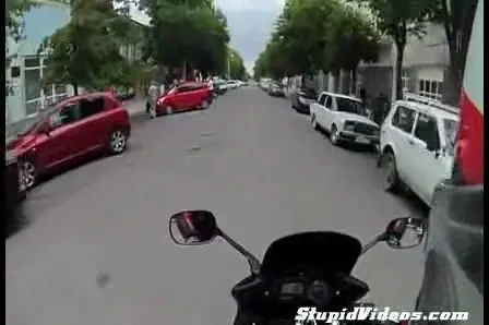 Asta e SINUCIDERE in direct! Clip HALUCINANT pe sosea! VIDEO interzis minorilor