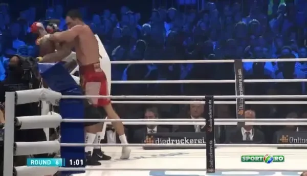 Wladimir Klitschko l-a facut unul cu podeaua pe Thompson! Orice adversar al fratilor Klitschko e sinucigas , daca se urca in ring cu ei: VIDEO