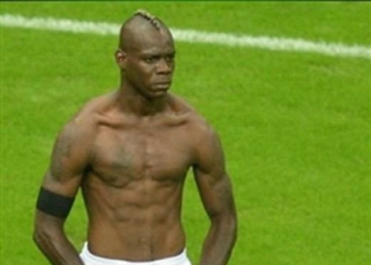 Manchester City va anunta ca.. Bomba de pe site-ul oficial al clubului l-a facut pe Balotelli sa se incordeze inca o data in fata laptopului :)