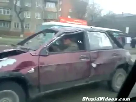 Un DOBITOC se plimba pe strazile din Romania cu o masina DISTRUSA! N-ai vazut IN VIATA TA asa ceva pe sosea