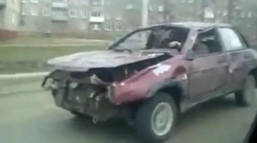Un DOBITOC se plimba pe strazile din Romania cu o masina DISTRUSA! N-ai vazut IN VIATA TA asa ceva pe sosea