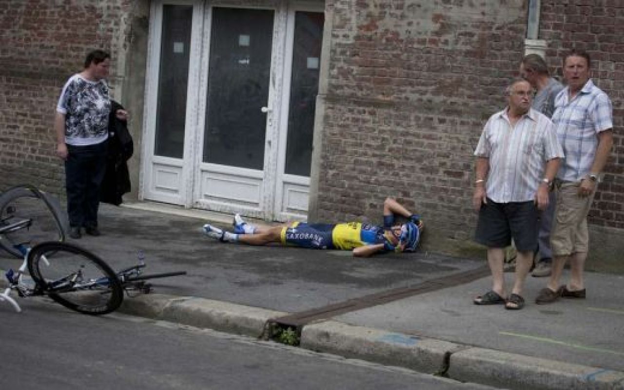 Scene de groaza la Turul Frantei! Imaginea care iti face pielea de gaina: ACCIDENTAREA HORROR a acestui ciclist! FOTO_1