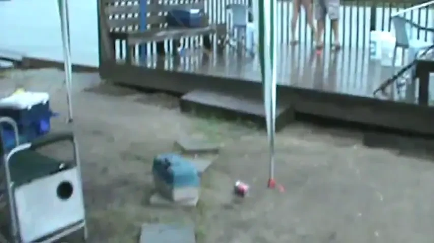 Sarah a prins pestele cel mare. Prietenul ei o ajuta sa-l scoata din apa cand ceva INCREDIBIL s-a intamplat! VIDEO: