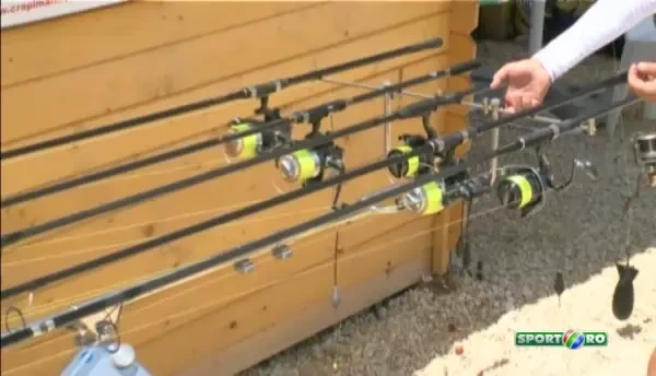 Cheltuim pe mancarea pestilor cat am da pe o Dacie! Pescarii de pe Lacul Corbu pacalesc crapii cu mancare de lux :)