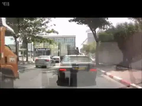 Cat de PROST sa fii?! Si-a batut joc de un Mercedes intr-un mod incredibil! Faza dupa care te face sa vrei sa-l iei la pumni: