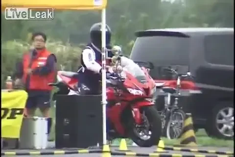 Un motociclist cu un CONTROL incredibil: A condus un Honda CBR600 ca un mare mestru! VIDEO