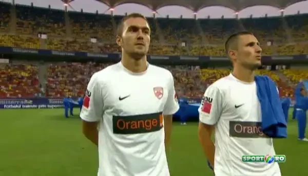 Un singur jucator de la Cluj a cantat imnul Romaniei pe National Arena! Un tusier a parut ca-l stie si el! Ce a facut Vass: